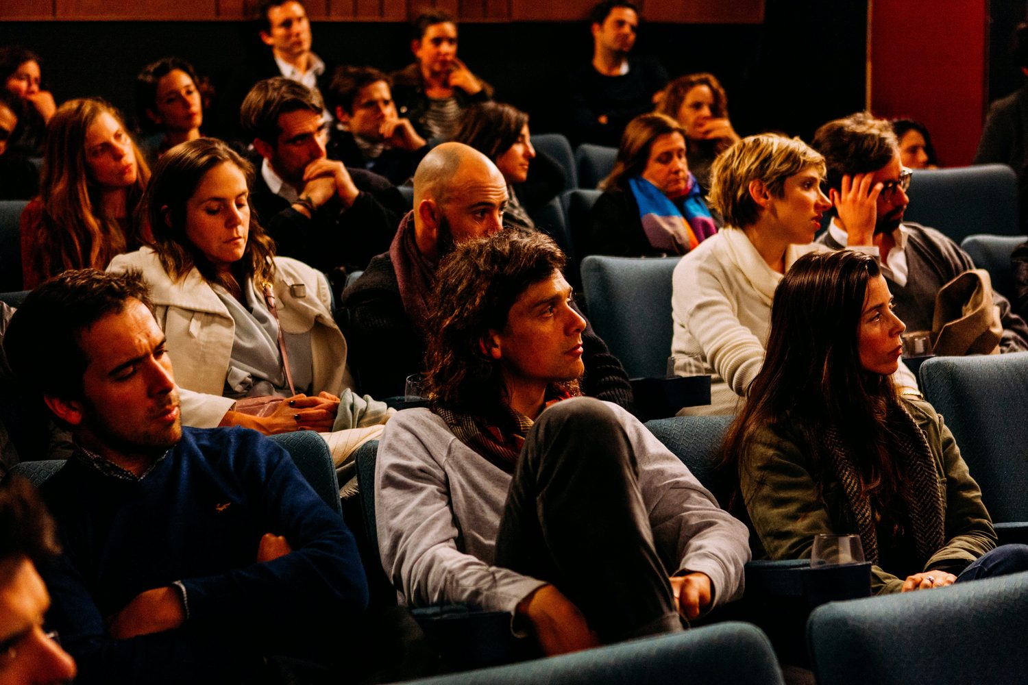 Public assis lors d'une conférence