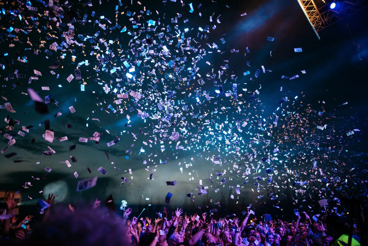 Foule de festival, mains levées