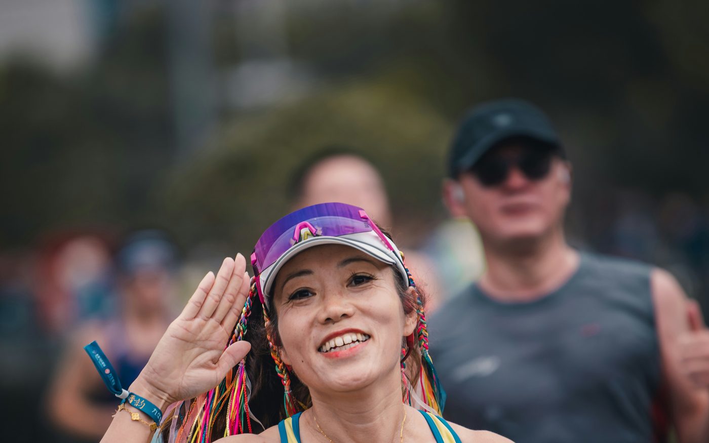 Participante souriante qui salue lors d'une course