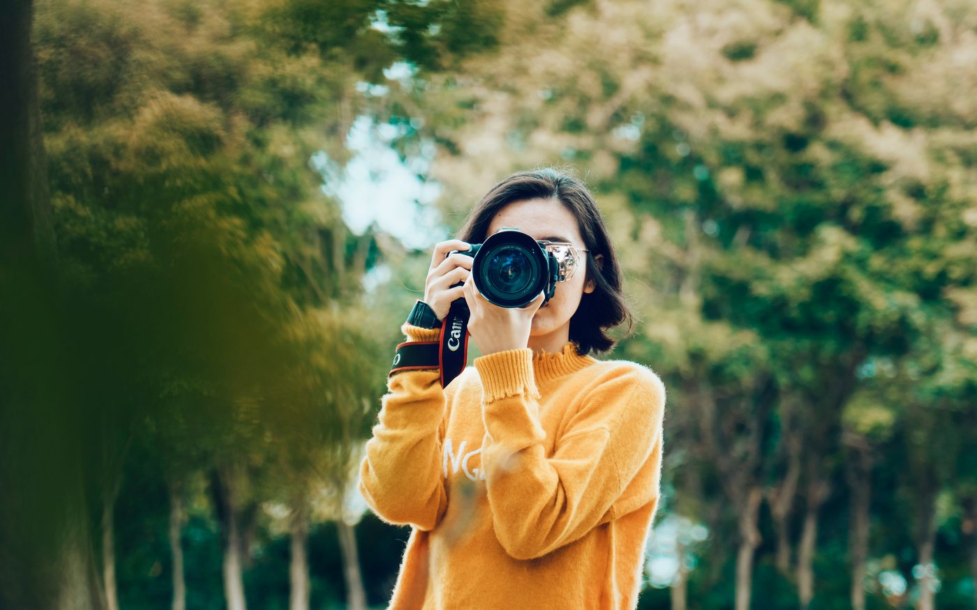 Photographe en train de cadrer une photo avec son appareil